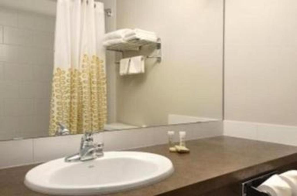 Super 8 By Wyndham Innisfail Εξωτερικό φωτογραφία