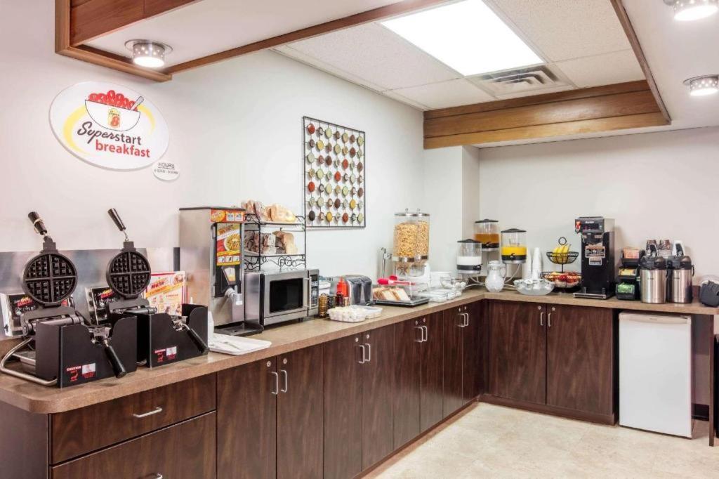 Super 8 By Wyndham Innisfail Εξωτερικό φωτογραφία