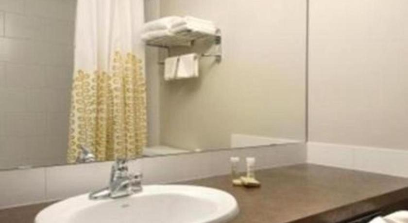 Super 8 By Wyndham Innisfail Εξωτερικό φωτογραφία